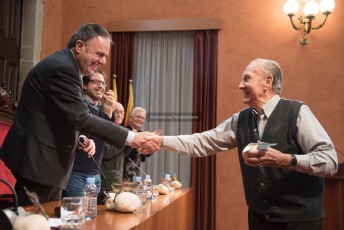 Salvador Farrés és saludat per l’alcalde Valentí Junyent. (Fotografia de Jordi Preñanosa).