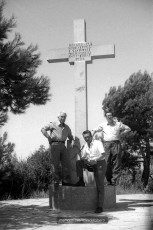 Antoni Quintana i Torres, primer per la dreta, en el Monument al Terç de Requetés de Nostra Senyora de Montserrat a la partida dels Quatre Camins a Vilalba dels Arcs (La Terra Alta).