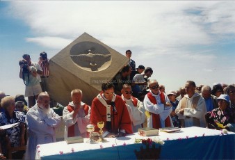 Any 1997: L’arquebisbe Lluís Martínez Sistach, arquebisbe de Tarragona, presideix la celebració religiosa a la Cota 705 de la Serra de Pàndols. (Fotografia de Jaume Quintana Tort)