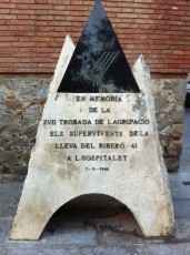 Peu de foto: Any 1998: monòlit de Montserrat Garcia i Rius, commemoratiu de la trobada de l’Agrupació a l’Hospitalet. (Fotografia de Jaume Quintana Tort)