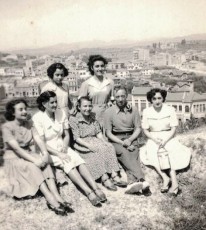Josepa Plubins i el seu marit Miquel Pedra al centre, amb les quatre filles i una amiga. Anys 50 al Castell, Manresa. (Arxiu familiar) 
