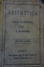 1934: fragments del llibre "Aritmetica: curso elemental o primer grado", de G. M. Bruño. Per a cada qüestió a tractar, el llibre es divideix en una primera part teòrica, en la qual s’aclareixen les qüestions fonamentals relacionades amb el concepte analitzat, i en una segona part pràctica, amb problemes a resoldre. (Donació particular – Museu Comarcal de Manresa)