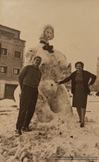 Ninot de neu al carrer de l'Abat Oliba.