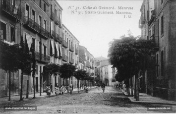 El carrer d'Àngel Guimerà en una imatge del 1923, realitzada per donar a conèixer la ciutat amb motiu de la celebració del Xè Congrés Català d'Esperanto a l'abril d'aquell mateix any. Aquest carrer era antigament el pas de Cardona, i fou agençat paral·lelament a la urbanització del Passeig l'any 1891, per bé que no s'inaugurà fins el 20 de juny de 1909. Per a l'ocasió, es comptà amb la presència del dramaturg que donà nom al carrer.
Procedència: Arxiu Comarcal del Bages