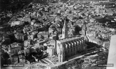 Fotografia aèria de la basílica de la Seu i rodalies a les acaballes dels anys vint del segle passat. 
Procedència: Col·lecció Ramon Salisi i Bonastre
