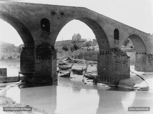 Vista del Pont Vell amb la capella de la Guia al fons en el nou emplaçament. 
Procedència: Arxiu Jaume Pons i Agulló