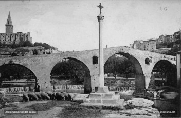 La creu de la Guia i el Pont Vell en una imatge obtinguda entre els anys deu i vint del segle passat. Al fons, la basílica de la Seu.
Procedència: Arxiu Comarcal del Bages