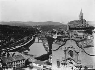 La ciutat vista des de l'angle de l'església de la Cova de Sant Ignasi. 
Procedència: Arxiu Jaume Pons i Agulló