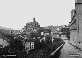 La ciutat vista des de la baixada de la Cova de Sant Ignasi. Imatge anterior al 1894. 
Procedència: Arxiu Comarcal del Bages.