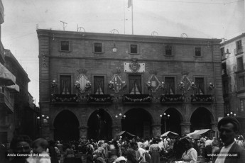 La Plaça Major amb el mercat en una fotografia de començaments del segle XX. Al fons, l'edifici de l'Ajuntament engalanat. 
Procedència: Arxiu Comarcal del Bages
