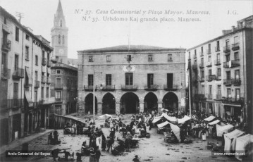 Plaça Major. El mercat diari omple i ha omplert des de sempre la plaça de l'Ajuntament. Actualment el mercat té lloc els dissabtes. 
Procedència: Arxiu Jaume Pons i Agulló.