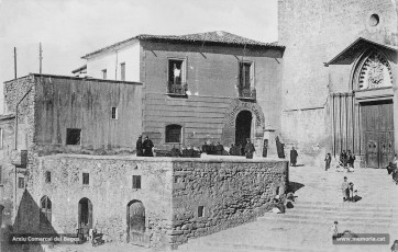 La façana principal de l'església del Carme, enderrocada l'any 1936, i l'entrada de la caserna tal com eren l'any 1910.
Procedència: Arxiu Jaume Pons i Agulló.