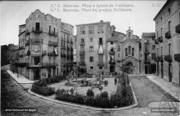 La plaça de Valldaura l'any 1923. A la dreta de la plaça es pot contemplar la casa senyorial de la família Torras de Bages i Argullol i, a l'esquerra, la casa Morros, d'estil modernista, projectada per l'arquitecte Ignasi Oms i Ponsa. La plaça va ser urbanitzada l'any 1897 quan s'enderrocà l'antiga capella de Valldaura. Però el seu aspecte no complaïa al periodista Aureli comas, qui el 1925 assegurava en to disconforme que «la plaça de Valldaura és l'única de Manresa, pel que veiem, que es vana de posseir un jardí o cosa semblant, molt ensopida i bruta de pols que a cada moment hi envien els nombrosos automòbils que hi passen el davant. La plaça de Valldaura és una equivocació. Guaiteu només com es fa difícil de travessar-la i el mal gust de la disposició de les plantes que fan riure més que res. Al mig, no hi ha cap monument, però sí un "parterre" de mona de Pasqua, que prou fa els últims badalls corsecat pel vent i per la pols i l'escassedat d'aigua que només deu tastar quan plou. Millor seria que es treguessin els arbrissons i s'hi posessin arbres de debò, alguns plàtans potser, els quals almenys podrien resistir la pols i no tocarien el ridícol».
Procedència: Arxiu Comarcal del Bages