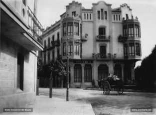 La casa Padró Riera, edifici de tall modernista bastit entre els anys 1914 i 1918 al xamfrà del carrer d'Àngel Guimerà i el passeig de Pere III. Va ser obra de l'arquitecte Bernat Pejoan i Sanmartí.
Procedència: Arxiu Jaume Pons i Agulló.