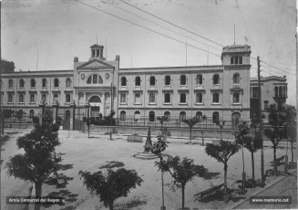 La plaça de Cots amb la Casa Caritat, en una fotografia de les acaballes del segle XIX.
Procedència: Arxiu Comarcal del Bages