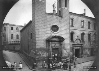 L'església de Sant Andreu a la plaça de l'Hospital, l'any 1911. L'hospital va ser fundat durant el segle XIII i funcionà com a hospital de malalts pobres. L'església es va construir sota el patronatge de la casa Amigant l'any 1795. Al començament del segle XX, l'arquitecte Ignasi Oms i Ponsa hi dugué a terme algunes reformes, que s'afegiren a les que havia suportat anteriorment per adaptar-se a les necessitats sanitàries de cada moment.
Procedència: Arxiu Francesc Villegas i Martínez.