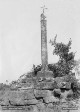 La creu de Salelles en una fotografia dels anys deu del segle XX. Aquesta creu del segle XV està situada al peu de la carretera del Bruc, entre la riera de Rajadell i el poble de Salelles. La creu de ferro en substituí l'original, que era de pedra.
Procedència: Arxiu Comarcal del Bages