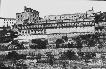 El conjunt de la Cova de Sant Ignasi tal com era abans del 1894, any en què s'iniciaren les obres de construcció de l'actual Casa d'Exercicis. A l'esquerra podem veure l'antiga residència dels jesuïtes i, en primer terme, la façana meridional del complex religiós format per la Cova (segle XVII), l'avantcova (1735) i l'església (1750-1763). 
Procedència: Arxiu Històric de la Companyia de Jesús de Catalunya.