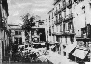 La Plana de l'Om. Any 1895. En aquest període pot constatar-se l'absència del fanal, que hi fou instal·lat posteriorment, amb el seu antic i diari mercat de venda. 
Procedència: Arxiu Jaume Pons i Agulló.