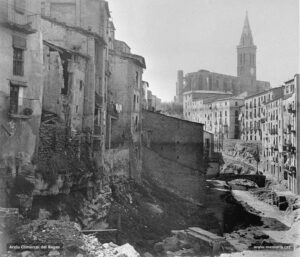 Detall del torrent de Sant Ignasi, vist des de la plaça del mateix nom, un cop ensorrada la fàbrica de l'Areny l'any 1929, amb la Seu al fons, i els casalots llòbregs i rònecs de què ens parlava en les fotografies anteriors l'articulista del Diario de Avisos.
Procedència: Col·lecció Josep Guardiola i Noguera.