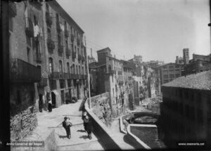 El torrent de Sant Ignasi a principis d'anys vint. A la dreta el campanar de l'església de Sant Ignasi i la fàbrica de les Fontetes, en primer terme a la dreta. Al fons la fàbrica de Ca l'Arenys.
Procedència: Arxiu Comarcal del Bages