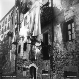 Vista d'un edifici situat al costat del torrent. A l'esquerra, la casa Asols.
Procedència: Arxiu Comarcal del Bages