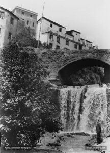 Perspectiva del pontarró de Sant Marc, construït l'any 1587, i del salt dels Gossos. L'any 1925, un redactor del Diario de Avisos qualificava aquest indret com el "barri xinès" de la ciutat: «Encara que no ho sembli, parlem de "Les Fontetes" i dels carrerons infectes que circumden aquell torrentot, les aigües tèrboles del qual s'escorren descovertes entre un llit de runa i escorrialles que hi aboquen els tètrics casalots de llurs voreres (...) Aquí, una cascata feta mestívolament, surt d'un forat misteriós, i la remor engresca la roba estesa a les aixides (...) Allà un pont de la pagesia molt evocatiu. Hom palesa la imatgeria d'un pessebre, abdhuc, d'un pessebre animat: molt a la vora unes dones hi renten la roba amb sengles cops de picador. Tot és tan vell, tan massís, que hom enyora el no poder trobar  un indici que li depare la coneixentsa de la data en què fou construït. Es de l'època neolítica, ciclòpea, o de l'edat mitjana? No és possible el jeroglífic de finestres, balcons, aixides i teulades amb giravoltes de muntanyes runes. Per tot enlleïments, fetors, porqueries... igual que deu, vint, trenta anys enrera! (...) Els cantonots de sota el Parc, el pont que mena a la Cova, batejats popularment amb els noms "Els Corrals" i "El Salt dels Gossos" fan joc amb "Les Fontetes". Tan atractívols com el torrent, pugen i baixen, es torcen i cargolen (...)».
Procedència: Arxiu Jaume Pons i Agulló.