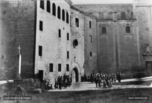 Aspecte de la plaça de Sant Ignasi tal com era a l'inici de la dècada dels anys noranta del segle XIX. En aquells moments, la fotografia encara constituïa un gran esdeveniment, i la prova n'és l'expectació que despertava. Aquesta plaça era l'únic indret cobert del torrent de Sant Ignasi, més exactament, des de la baixada dels Drets fins al començament del carrer de les Escodines. D'esquerra a dreta, es poden observar la creu de Sant Ignasi i l'antic hospital, la capella de Santa Llúcia i l'església de Sant Ignasi, enderrocats el 1936.
Procedència: "Recuerdos de San Ignacio de Loyola" (Arxiu Comarcal del Bages)