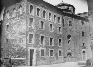 La plaça de Sant Ignasi l'any 1911. Aquesta fotografia ens mostra un aspecte molt més curós i agençat de la plaça, si la comparem amb alguna d'anterior. L'any 1907, l'Ajuntament havia venut l'edifici de l'hospital a la Companyia de Jesús, la qual hi va dur a terme importants obres de restauració.
Procedència: Arxiu Històric de la Companyia de Jesús de Catalunya.