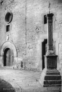 Detall del portal de l'antic hospital de Santa Llúcia, enderrocat el 1936, i de la creu de Sant Ignasi. Aquestes eren les construccions més importants del vell raval medieval, situat fora muralles, i on en el decurs del segle XIV s'havia desenvolupat una important indústria de cuireteria. L'antic hospital de Santa Llúcia estava destinat a la cura i atenció dels malalts pobres. A la capella de l'hospital, sant Ignasi hi impartí doctrina cristiana. L'any 1881 es van posar els fonaments de la capella del Rapte. A més, es pot observar com la creu de Sant Ignasi ha estat traslladada al davant de l'antic hospital de Santa Llúcia.
Procedència: Col·lecció Ramon Cornet i Arboix (Fotografia de Lluís Cornet i Vivar)