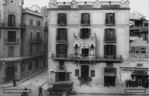 L'Hotel de Sant Domènec en una fotografia de la segona meitat dels anys vint del segle XX. La revista "Indústria i Comerç" ressenyava en un article publicat l'any 1927 que aquest hotel, regentat per Salvador Illa i Quingles (des del 1922 havia estat propietat de la raó social Pere Jorba i fills), era «l'establiment de primer ordre més cèntric de Manresa. Situat en el bell cor de la ciutat, té l'avantatge d'ésser l'Hotel més adequat per tots els viatgers que, provinents de Berga, Vich, Igualada o Solsona, passen per Manresa en tota mena de direccions (...) El garatge i les espaioses quadres anexes a l'Hotel, fan que sigui la parada més còmode per tots els forasters que aflueixen a la nostra ciutat amb cotxe o carruatge propi, sigui per afers comercials o bé amb caràcter de turisme».
Procedència: Arxiu Llorenç Gamisans i Villaplana (fotografies de Llorenç Gamisans i Miquel Ausió)