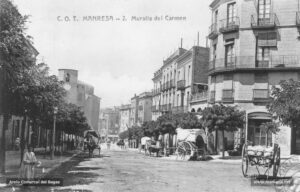 Perspectiva de la muralla del Carme obtinguda l'any 1912. Al fons, l'església parroquial de Sant Pere Màrtir. L'enderrocament definitiu de les muralles -que circumdaven el nucli medieval- que es va dur a terme a la fi de la darrera carlinada donà pas durant la Restauració a la urbanització d'un ample vial dividit en tres trams: muralla del Carme, muralla de Sant Domènec i muralla de Sant Francesc.
Procedència: Arxiu Comarcal del Bages