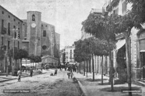 Perspectiva de la muralla del Carme obtinguda l'any 1912. Al fons, l'església parroquial de Sant Pere Màrtir. L'enderrocament definitiu de les muralles -que circumdaven el nucli medieval- que es va dur a terme a la fi de la darrera carlinada donà pas durant la Restauració a la urbanització d'un ample vial dividit en tres trams: muralla del Carme, muralla de Sant Domènec i muralla de Sant Francesc.
Procedència: Arxiu Jaume Pons i Agulló.