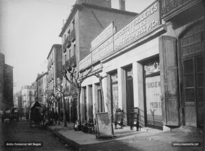 La muralla del Carme en plena activitat comercial durant els anys deu del segle XX. Els magatzems Jorba tenien els tallers i la secció de fotografia instal·lats al començament de la Muralla. També hi havia els tallers de l'ebenista Josep Pich, qui entre el 1913 i el 1921 va esdevenir una filial d'aquests grans magatzems.
Procedència: Arxiu Jaume Pons i Agulló.