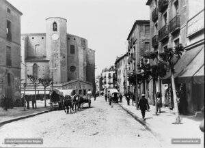 La muralla del Carme presidida per l'església de Sant Pere Màrtir, abans i després de la restauració del campanar. Les obres de restauració van començar l'any 1920 gràcies a una subscripció popular. 
Procedència: Col·lecció Jordi Francitorra i Clotet.