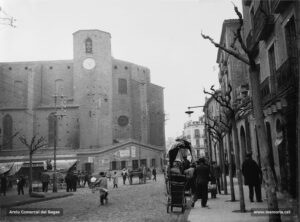 La plaça de Sant Domènec vista des de la muralla del Carme durant el primer decenni del segle XX. Fins a la construcció de l'estació d'autobusos, aquest fou un indret de comunicacions per excel·lència, perquè aquí hi havia la parada d'algunes línies regulars de tartanes i d'òmnibus. Amb el temps, aquesta plaça patí un greu problema de congestionament. Per això, l'any 1929 es va pensar d'enderrocar les barraques situades al peu de l'església, i substituir-les per uns parterres i jardinets que embellissin aquest edifici polivalent que aplegava l'església, el Teatre Conservatori i l'Orfeó Manresà. L'església fou enderrocada el 1936.
Procedència: Arxiu Jaume Pons i Agulló.