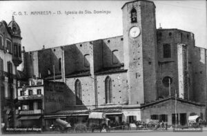 L'església de Sant Pere Màrtir en una fotografia presa en la primera dècada del segle XX. L'antiga església de Predicadors es començà a construir al segle XIV; en concret, les capelles, una part de l'absis i del campanar, i el cor, i no fou acabada fins al segle XVIII, quan es van aixecar el presbiteri i l'altar major, la nau principal i la volta, per bé que les parts noves no s'acabessin d'adaptar a l'estil gòtic originàriament projectat. El temple va ser demolit en la seva totalitat durant la Guerra Civil.
Procedència: Col·lecció Margot Vila i Roca.