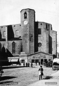 L'església de Sant Pere Màrtir en una fotografia presa en la primera dècada del segle XX. L'antiga església de Predicadors es començà a construir al segle XIV; en concret, les capelles, una part de l'absis i del campanar, i el cor, i no fou acabada fins al segle XVIII, quan es van aixecar el presbiteri i l'altar major, la nau principal i la volta, per bé que les parts noves no s'acabessin d'adaptar a l'estil gòtic originàriament projectat. El temple va ser demolit en la seva totalitat durant la Guerra Civil.
Procedència: Arxiu Francesc Villegas i Martínez.