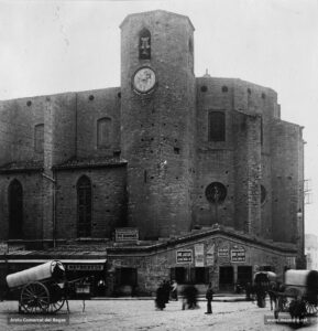 L'església de Sant Pere Màrtir en una fotografia presa en la primera dècada del segle XX. L'antiga església de Predicadors es començà a construir al segle XIV; en concret, les capelles, una part de l'absis i del campanar, i el cor, i no fou acabada fins al segle XVIII, quan es van aixecar el presbiteri i l'altar major, la nau principal i la volta, per bé que les parts noves no s'acabessin d'adaptar a l'estil gòtic originàriament projectat. El temple va ser demolit en la seva totalitat durant la Guerra Civil.
Procedència: Arxiu Francesc Villegas i Martínez.