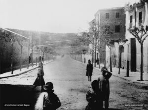 El tram final de la muralla de Sant Francesc al tombant de segle XX. Al fons, la Catalana.
Procedència: Arxiu Comarcal del Bages