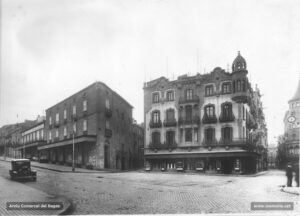 La plaça de Sant Domènec i la muralla del Carme, amb els edificis de Cal Jorba, en una fotografia de principi dels anys trenta del segle XX, realitzada des del començament del carrer d'Àngel Guimerà. A la dreta, la Buresa.
Fidel Riu descrivia així la modernització del transport que acusava la plaça de Sant Domènec: «La nostra placeta de Sant Domènec, un temps plena de carruatges de tota mena, avui ha cedit el lloc als autos i camions, i té una parada de taxis permanent. Les llargues corrues de matxos i de cavalls queden reservades ja gairebé exclusivament al transport de les bigues de fusta. La resta de transports - llevat de alguns particulars que encara tenen carro- l'exerceixen els vehicles amb motor.»
Procedència: Arxiu Comarcal del Bages