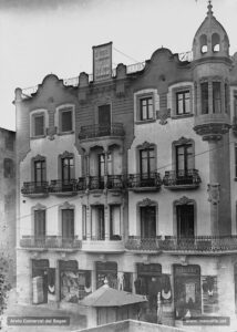 La Casa Jorba instal·lada en un edifici modernista de tres plantes i tres façanes (carrer del Born, plaça de Sant Domènec i carrer Nou) projectat per Ignasi Oms i Ponsa. La família Jorba inaugurà l'any 1904 la seva casa promocional: distribuïren les diferents seccions comercials entre les dues primeres plantes i en reservaren la darrera com a allotjament privat. La inauguració de la gran botiga causà un fort impacte a la ciutat.
Procedència: Col·lecció Ramon Cornet i Arboix (Fotografia de Lluís Cornet i Vivar)