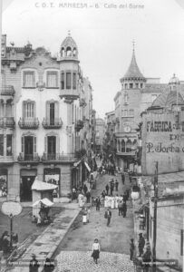 El carrer del Born, amb la Casa Jorba i "la Buresa" en una fotografia  dels anys deu del segle XX. «Carrer de luxe, el nostre Born, atreu la joventut i convida a passejar-hi. Els seus dies grassos són a l'hivern, quan la seva estretor convida a la gent a fer-hi una estona de conversa amb l'amic o amb l'amiga, tant se val. En l'hora aturadora del treballador, hora del vespre en son inici, les colles de colomes que són, de fet, les damisel·les manresanes, hi fan cap que dóna gust. I aconsegueix a voltes que l'afició esportiva de la ciutat, en frisaments del campionat, posa un tap al carrer del Born, per on els transeünts hi passen amb una pluja de gols formidable en les oïdes.» (Aleix Villaplana, 1926).
Procedència: Arxiu Comarcal del Bages