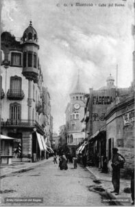 El carrer del Born, amb la Casa Jorba i "la Buresa" en una fotografia  dels anys deu del segle XX. «Carrer de luxe, el nostre Born, atreu la joventut i convida a passejar-hi. Els seus dies grassos són a l'hivern, quan la seva estretor convida a la gent a fer-hi una estona de conversa amb l'amic o amb l'amiga, tant se val. En l'hora aturadora del treballador, hora del vespre en son inici, les colles de colomes que són, de fet, les damisel·les manresanes, hi fan cap que dóna gust. I aconsegueix a voltes que l'afició esportiva de la ciutat, en frisaments del campionat, posa un tap al carrer del Born, per on els transeünts hi passen amb una pluja de gols formidable en les oïdes.» (Aleix Villaplana, 1926).
Procedència: Arxiu Comarcal del Bages