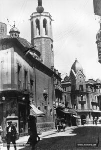 El carrer del Born, l'església de Sant Pere Màrtir, les cases annexes i l'edifici de l'antiga Caixa de Pensions en una fotografia de la segona dècada de segle XX. Es pot observar com el campanar de Sant Pere ja havia estat coronat. L'església fou enderrocada el 1936.
Procedència: Arxiu Josep Huerta i Muntalà