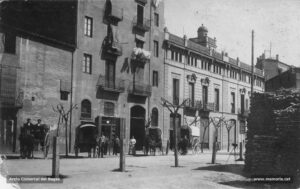 El carrer d'Àngel Guimerà amb l'emblemàtica casa Padró Xipell, una construcció del 1883, projectada per l'arquitecte Josep Torras i Argullol. Malgrat la puixança que amb el temps prengué aquest carrer, pel juliol de 1927 el diari "Pàtria· denunciava que l'Ajuntament no pensava de moment "adoquinar-lo", abandonant-lo en mig de la pols i el llot pestilent que contínuament l'envaeix, convertint una via tan cèntrica en un vertader focus d'infecció".
Procedència: Arxiu Jaume Pons i Agulló.