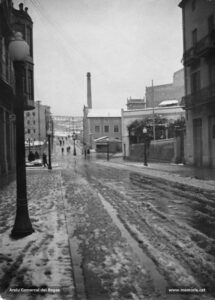 El carrer d'Àngel Guimerà en un hivern nevat de principi dels anys trenta del segle XX. Al fons, l'històric i popular fanal  en l'actual plaça de Crist Rei, i al costat mateix la fàbrica Lluvià, on ara hi ha l'edifici de Manresa-Centre, a la perllongació Guimerà. A la dreta del fanal, la torre d'en Basomba.
Procedència: Arxiu família Pich i Rosal (fotografies de Josep M. Rosal i d'Argullol)