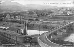 El pont de Sant Francesc i el pont del tramvia en una fotografia de començaments del segle XX que il·lustra una important cruïlla de vies de comunicació per al trànsit rodat per carretera i pel carril de ferro. 
Procedència: Arxiu Comarcal del Bages