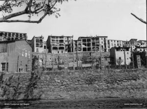 Detall dels darreres de les cases d'un carrer de la Manresa manufacturera, el d'Arbonés, edificades damunt de les parts que havien servit de muralla en l'època medieval.
Procedència: Arxiu Jaume Pons i Agulló.
