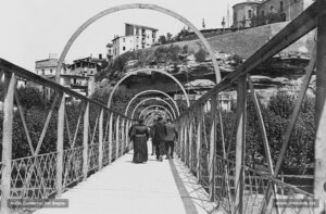 Detall de la passarel·la de ferro que travessava el riu Cardener, des de l'estació del Nord fins al carrer de les Piques. 
Procedència: Arxiu Mas